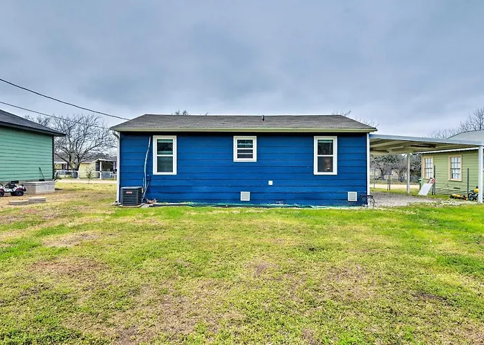 Lake Granbury Getaway ~ 1 Block To Waterfront