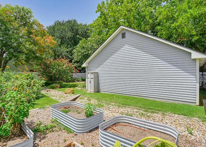 Granbury Home W/ Fire Pit, Walk To The Square!