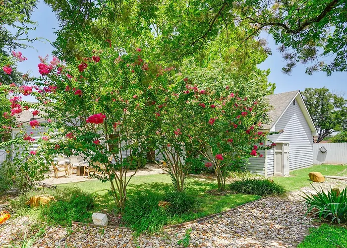 Granbury Home W/ Fire Pit, Walk To The Square!