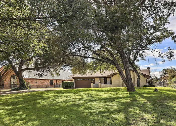 Granbury Getaway W/ Lake Views: 2 Mi To Downtown!